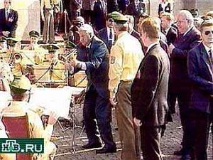 В Берлине во время вывода российских войск из Германии Ельцин был изрядно навеселе и отличился, дирижируя оркестром. Это фото обошло все европейские газеты