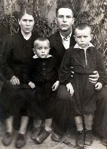 Миша Поплавский (слева) с мамой, папой и братом
