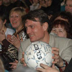 Запущенный прямо со сцены мяч от Олега Блохина поймал счастливый зритель Андрей Савицкий