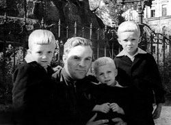 В семье Олексенко было шестеро детей — и все мальчики. Степан — на руках у папы