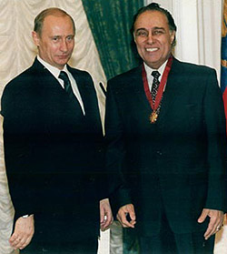 В 2004 году в честь 70-летия Николая Сличенко Владимир Путин наградил его орденом «За заслуги перед Отечеством» III степени