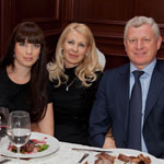 Борис Андресюк, как всегда, в окружении двух красавиц — жены Ларисы и дочери Кати
