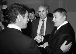 Владимир Вольфович всегда предельно откровенен в общении с коллегами. Слева от Жириновского — Борис Немцов, справа — Василий Шандыбин
